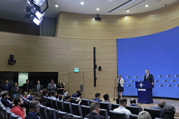 El Secretario General de la OTAN, Jens Stoltenberg, da una conferencia de prensa —  Fotos de Stock