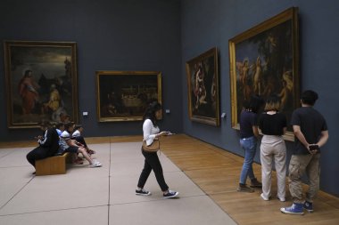 Ziyaretçiler 1 Haziran 2019'da Brüksel'deki Belçika Kraliyet Güzel Sanatlar Müzeleri'nde tura çıkıyor.