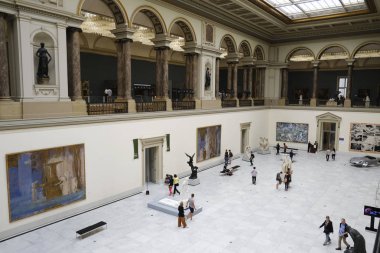 Ziyaretçiler 1 Haziran 2019'da Brüksel'deki Belçika Kraliyet Güzel Sanatlar Müzeleri'nde tura çıkıyor.