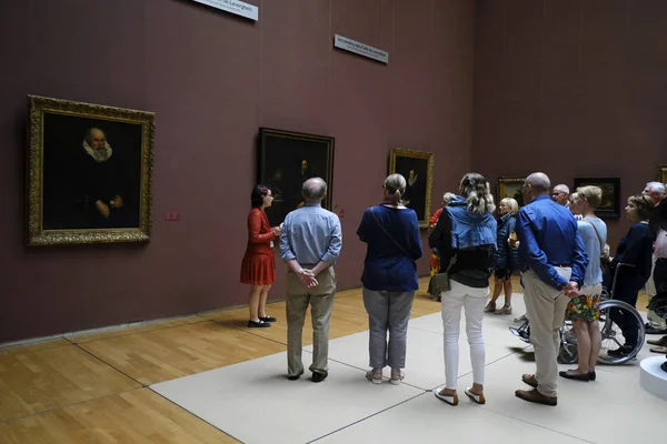 Visitantes Hacen Recorrido Los Museos Reales Bellas Artes Bélgica Bruselas —  Fotos de Stock