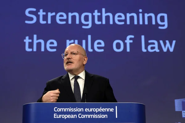 Conferencia de los medios de comunicación sobre el refuerzo del Estado de Derecho por parte de la Comisión de la UE — Foto de Stock