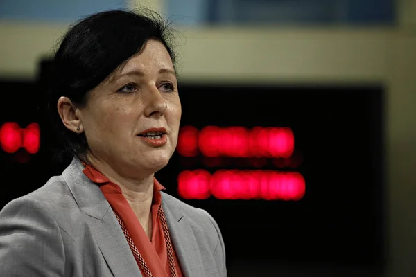 EU-kommissionär för rättsliga frågor Vera Jourova innehar en presskonferens — Stockfoto