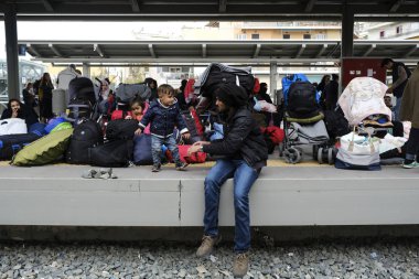 Göçmen aileler tren istasyonu platformunda oturup Atina'daki Larissis tren merkezi istasyonunda bir protesto sırasında hattı kapatmak için rayların üzerinde durmak, Nisan'da Yunanistan 5, 2019.