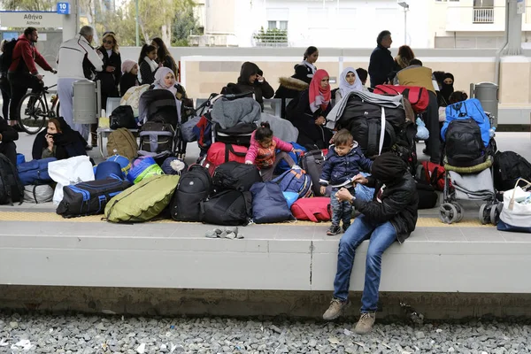 Οικογένειες Μεταναστών Κάθονται Στην Πλατφόρμα Του Σιδηροδρομικού Σταθμού Και Στέκονται — Φωτογραφία Αρχείου