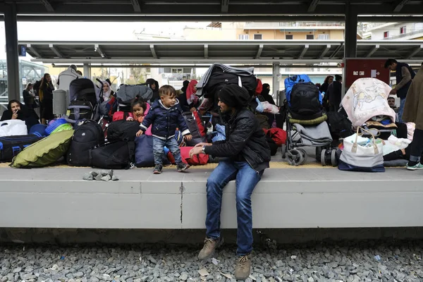 Rodiny Migrantů Sedí Plošině Vlakového Nádraží Stojí Kolejích Aby Zablokovala — Stock fotografie