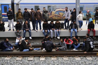 Göçmen aileler tren istasyonu platformunda oturup Atina'daki Larissis tren merkezi istasyonunda bir protesto sırasında hattı kapatmak için rayların üzerinde durmak, Nisan'da Yunanistan 5, 2019.