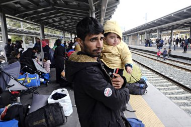 Göçmen aileler tren istasyonu platformunda oturup Atina'daki Larissis tren merkezi istasyonunda bir protesto sırasında hattı kapatmak için rayların üzerinde durmak, Nisan'da Yunanistan 5, 2019.