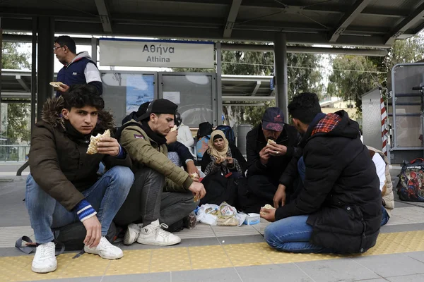 Familias Migrantes Sientan Plataforma Estación Tren Paran Sobre Los Rieles — Foto de Stock