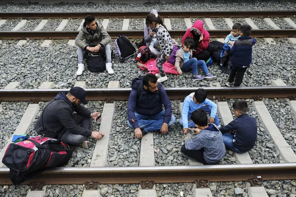 Familias Migrantes Sientan Plataforma Estación Tren Paran Sobre Los Rieles — Foto de Stock