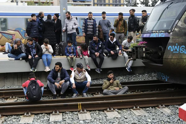 Migrantengezinnen Zitten Het Perron Van Het Treinstation Staan Rails Lijn — Stockfoto