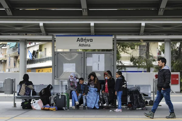 Rodiny Migrantů Sedí Plošině Vlakového Nádraží Stojí Kolejích Aby Zablokovala — Stock fotografie