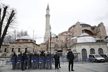 Polis memurları 6 Ocak 2019 tarihinde İstanbul'da düzenlenen bir protesto sırasında Ayasofya Müzesi önünde duruyor.
