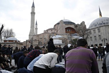 İstanbul, Türkiye. 6 Ocak 2019. İbadet edenler, Türklerin giderek camiye dönüştürülmesi için çağrıda bulunduğu Unesco dünya mirası listesindeki Ayasofya Müzesi'ni topladılar..