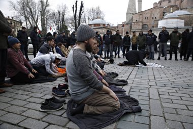 İstanbul, Türkiye. 6 Ocak 2019. İbadet edenler, Türklerin giderek camiye dönüştürülmesi için çağrıda bulunduğu Unesco dünya mirası listesindeki Ayasofya Müzesi'ni topladılar..