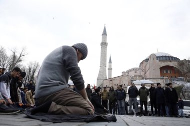 İstanbul, Türkiye. 6 Ocak 2019. İbadet edenler, Türklerin giderek camiye dönüştürülmesi için çağrıda bulunduğu Unesco dünya mirası listesindeki Ayasofya Müzesi'ni topladılar..