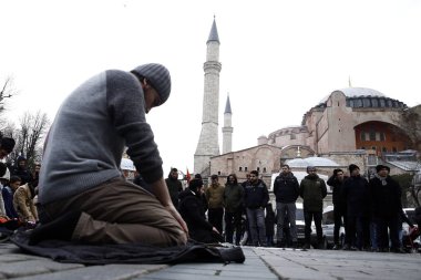 İstanbul, Türkiye. 6 Ocak 2019. İbadet edenler, Türklerin giderek camiye dönüştürülmesi için çağrıda bulunduğu Unesco dünya mirası listesindeki Ayasofya Müzesi'ni topladılar..