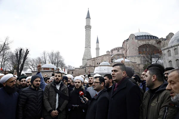 イスタンブール トルコ 2019年1月6日参拝者は トルコ人がますますモスクに戻すことを求めているユネスコの世界遺産にアヤソフィア博物館を集めました — ストック写真