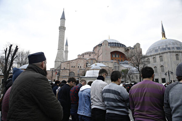Стамбул, Турция. 6 января 2019 года. Поклонники собрались в Музее Святой Софии, в объекте всемирного наследия ЮНЕСКО, который турки все чаще призывают превратить в мечеть.
.