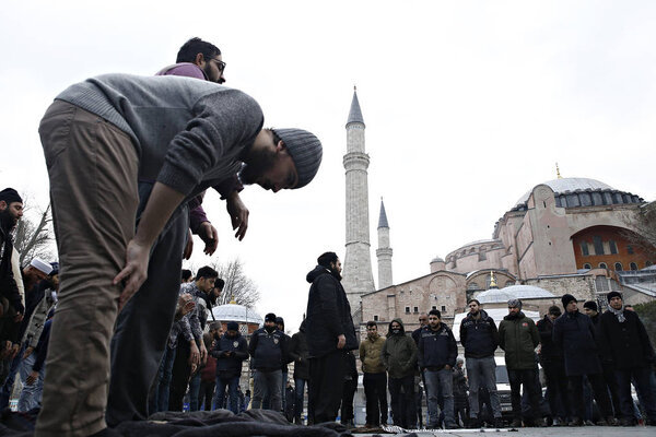 Стамбул, Турция. 6 января 2019 года. Поклонники собрались в Музее Святой Софии, в объекте всемирного наследия ЮНЕСКО, который турки все чаще призывают превратить в мечеть.
.