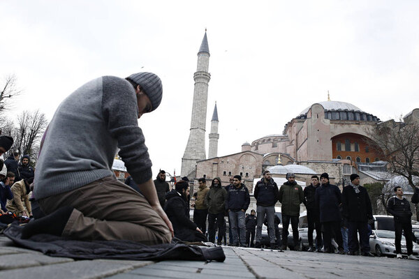 Стамбул, Турция. 6 января 2019 года. Поклонники собрались в Музее Святой Софии, в объекте всемирного наследия ЮНЕСКО, который турки все чаще призывают превратить в мечеть.
.