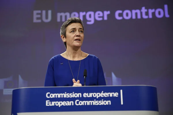 Komisař EU pro hospodářskou soutěž předsedá společnosti Siemens-Alstom Europe — Stock fotografie