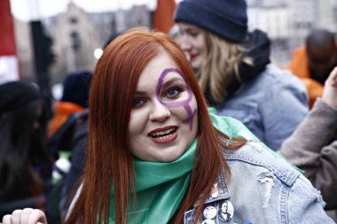 Dünya Kadınlar Günü'nde kadınlar bir mitinge katılıyor.