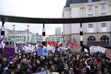 Dünya Kadınlar Günü'nde kadınlar bir mitinge katılıyor.