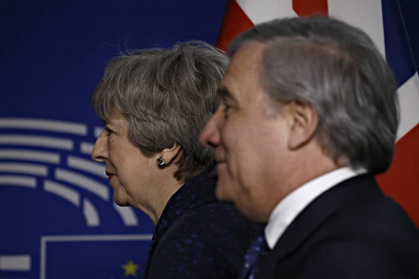 Primera Ministra británica Theresa May visita al Parlamento de la UE en Bru — Foto de Stock