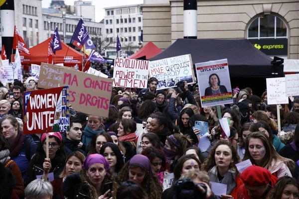 Women take part in a rally during the International Women's Day. — Stock Photo, Image