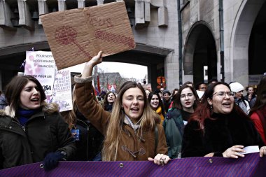 Dünya Kadınlar Günü'nde kadınlar bir mitinge katılıyor.