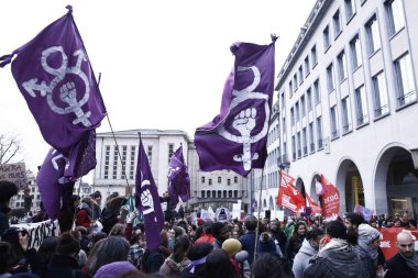 Dünya Kadınlar Günü'nde kadınlar bir mitinge katılıyor.