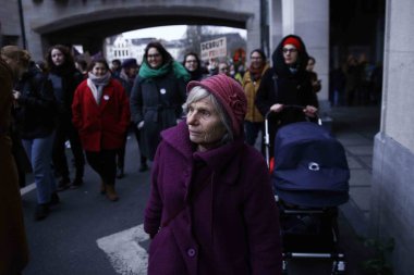 Dünya Kadınlar Günü'nde kadınlar bir mitinge katılıyor.