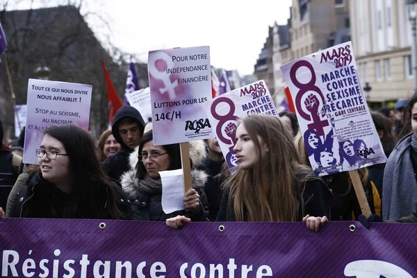 As mulheres participam num comício durante o Dia Internacional da Mulher . — Fotografia de Stock