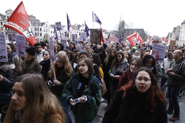 Las mujeres participan en un mitin durante el Día Internacional de la Mujer . — Foto de Stock