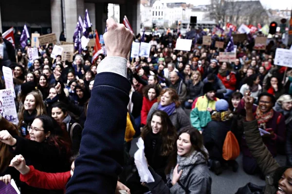 Les femmes participent à un rassemblement lors de la Journée internationale de la femme . — Photo