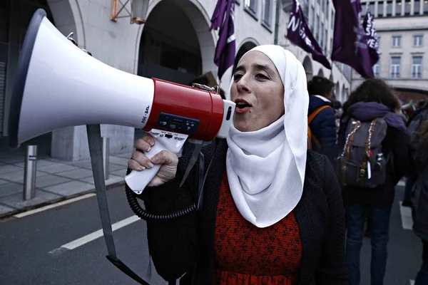 Женщины принимают участие в митинге в Международный женский день . — стоковое фото