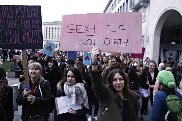 As mulheres participam num comício durante o Dia Internacional da Mulher . — Fotografia de Stock