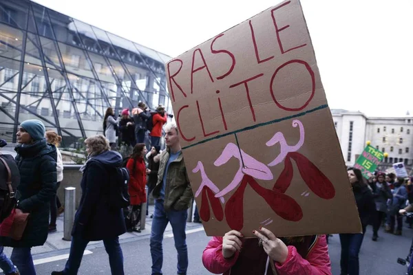 Жінки беруть участь у мітингу під час Міжнародного жіночого дня. — стокове фото