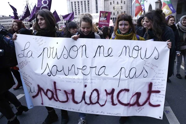 Οι γυναίκες συμμετέχουν σε συγκέντρωση κατά τη διάρκεια της διεθνούς ημέρας της γυναίκας. — Φωτογραφία Αρχείου