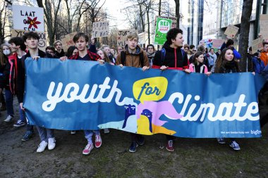 Brüksel, Belçika. 14 Şubat 2019. Lise ve üniversite öğrencileri Belçika hükümetinin iklim politikalarına karşı bir protesto düzenlediler. 