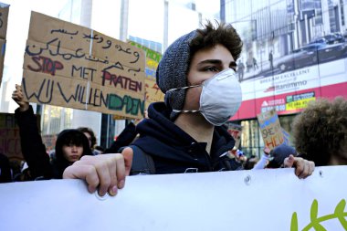Brüksel, Belçika. 14 Şubat 2019. Lise ve üniversite öğrencileri Belçika hükümetinin iklim politikalarına karşı bir protesto düzenlediler. 