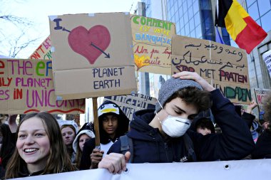 Brüksel, Belçika. 14 Şubat 2019. Lise ve üniversite öğrencileri Belçika hükümetinin iklim politikalarına karşı bir protesto düzenlediler. 