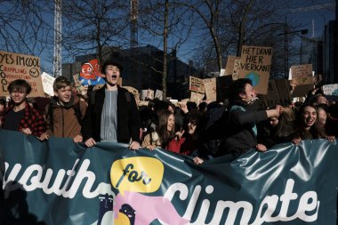 Brüksel, Belçika. 14 Şubat 2019. Lise ve üniversite öğrencileri Belçika hükümetinin iklim politikalarına karşı bir protesto düzenlediler. 