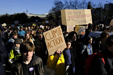 Brüksel, Belçika. 14 Şubat 2019. Lise ve üniversite öğrencileri Belçika hükümetinin iklim politikalarına karşı bir protesto düzenlediler. 