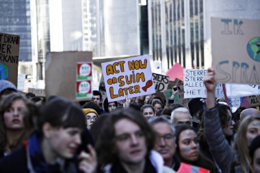 Brüksel, Belçika. 14 Şubat 2019. Lise ve üniversite öğrencileri Belçika hükümetinin iklim politikalarına karşı bir protesto düzenlediler. 