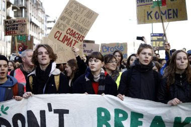 Brüksel, Belçika. 14 Şubat 2019. Lise ve üniversite öğrencileri Belçika hükümetinin iklim politikalarına karşı bir protesto düzenlediler. 