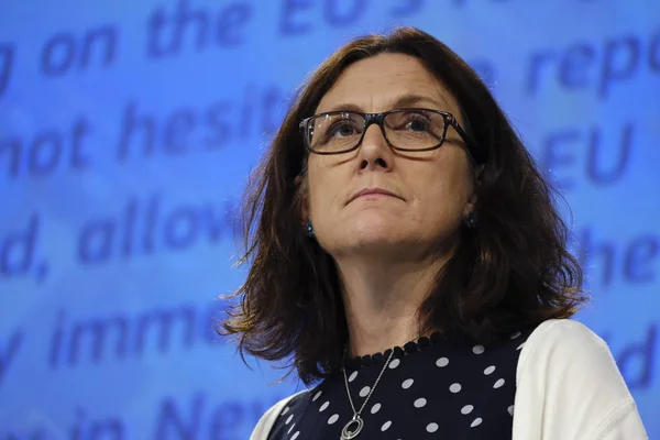 La Comisaria Europea de Comercio, Cecilia Malmstrom, da una conferencia de prensa —  Fotos de Stock