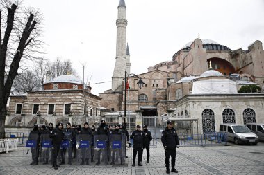 Polis memurları 6 Ocak 2019 tarihinde İstanbul'da düzenlenen bir protesto sırasında Ayasofya Müzesi önünde duruyor.