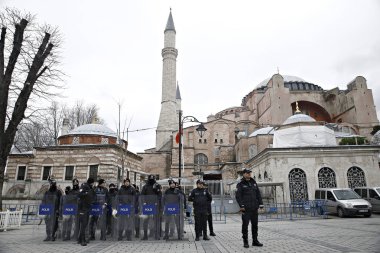 Polis memurları 6 Ocak 2019 tarihinde İstanbul'da düzenlenen bir protesto sırasında Ayasofya Müzesi önünde duruyor.