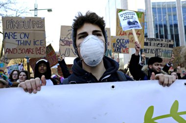 Brüksel, Belçika. 14 Şubat 2019. Lise ve üniversite öğrencileri Belçika hükümetinin iklim politikalarına karşı bir protesto düzenlediler. 